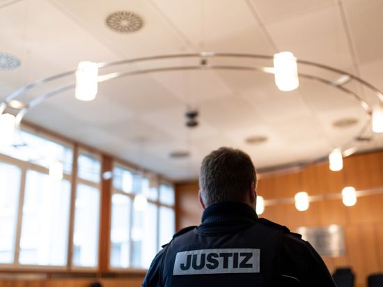 Ein Justizbeamter steht im Offenburger Landgericht.