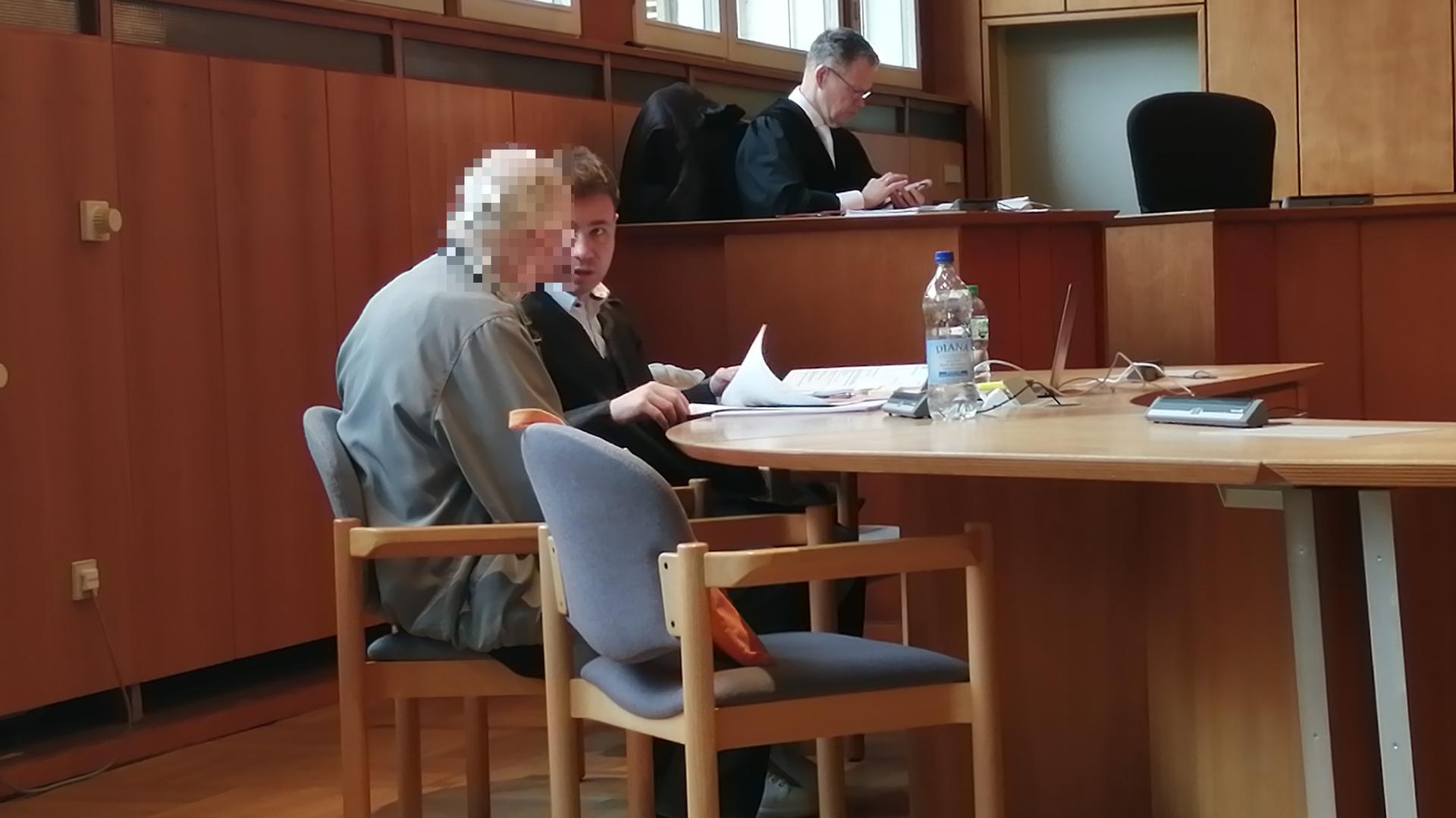 Der Angeklagte (links) mit seinem Verteidiger Manuel Singler. Im Hintergrund Staatsanwalt Heiko Baumert.