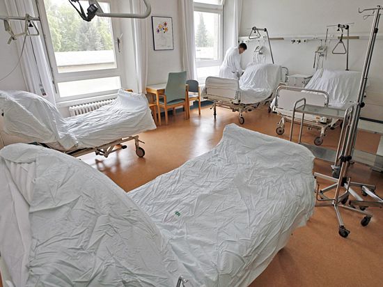 Leere Betten stehen in einem Zimmer in der chirurgischen Klinik.