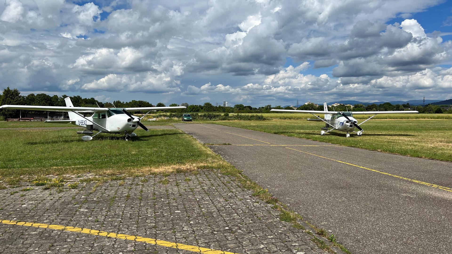 Der Flugplatz Offenburg erweist sich als beste Basis für die Hagelflugzeuge.25.06.2022, BZ - OFB: Die beiden Flugzeuge sind auf dem Offenburger Flugplatz stationiert. 16.08.2022, BZ - OFB: Der Arbeitskries Südzubringer und die BI Pro Flugplatz kämpfen für den Erhalt des beliebten Naherholungsgebietes. 