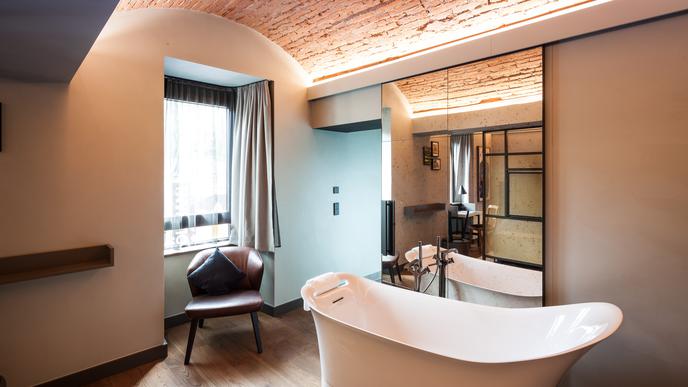Das Highlight des Executive Rooms mit 25 bis 30 Quadratmetern ist die freistehende Badewanne, die den Gästen einen neuen Blickwinkel auf die beeindruckenden Gewölbedecken, den dicken Sandstein und das freiliegende Gemäuer ermöglicht.