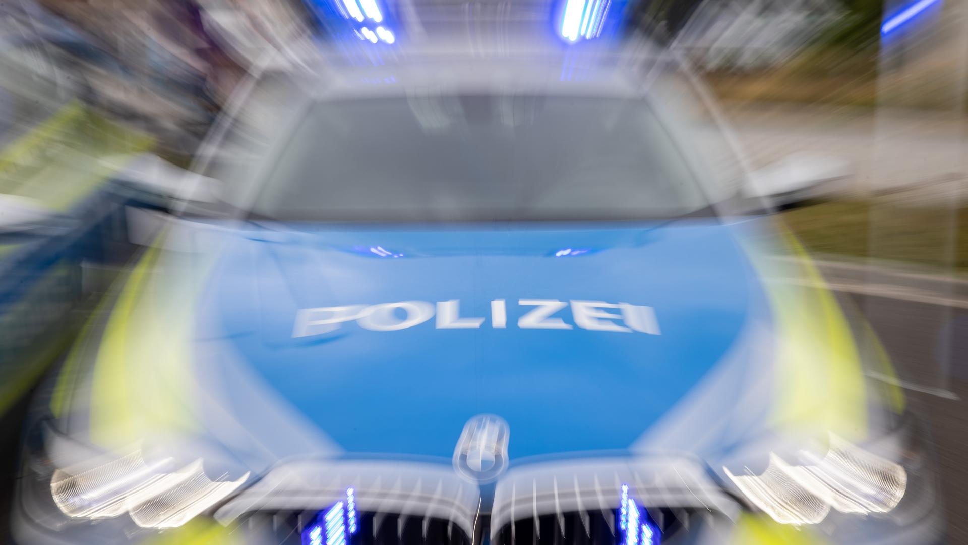  Blaulicht an einem Polizeifahrzeug