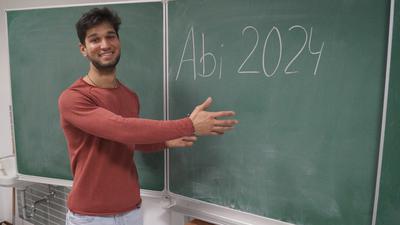 Büffeln für eine gute Zukunft: Der junge Afghane Khalil Quraishi geht neben seinem 40-Stunden-Job als Geselle bei einer Oberkircher Elektrofirma in die elfte Klasse des Offenburger Abendgymnasiums.