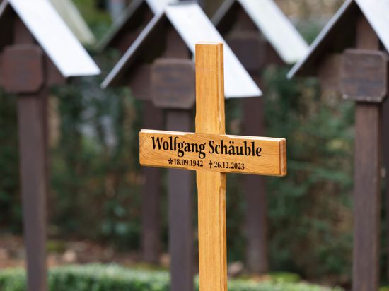 Ein Kreuz kennzeichnet das Grab von Wolfgang Schäuble auf dem Friedhof in Offenburg.