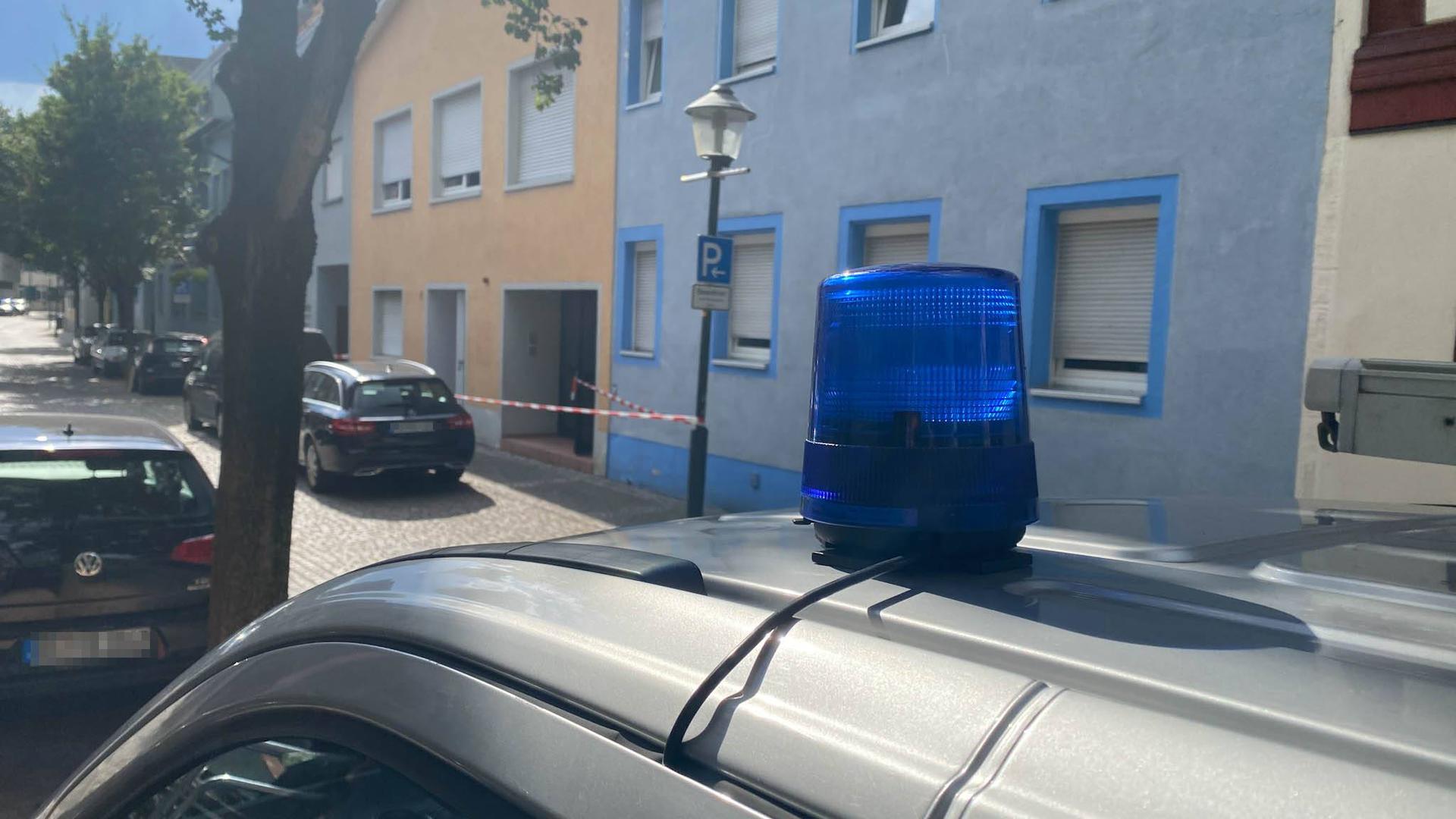 Ein Polizeifahrzeug steht vor dem abgesperrten Eingang zu einer Notunterkunft in der Offenburger Kesselstraße. Hier hat die Polizei zuvor zwei weibliche Leichen entdeckt.