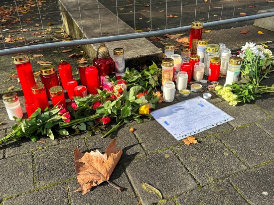 Kerzen, Blumen und ein Brief erinnern an den tödlichen Vorfall in der Offenburger Schule.