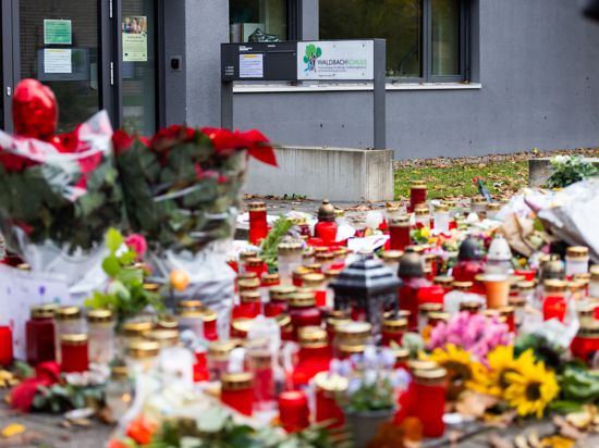 Kerzen und Blumen liegen vor dem Eingang der Waldbachschule. Die Staatsanwaltschaft Offenburg und das Polizeipräsidium Offenburg informierten am 14. November 2023 in einer Pressekonferenz über Einzelheiten der tödlichen Attacke eines Jugendlichen auf einen Mitschüler am 9. November 2023.
