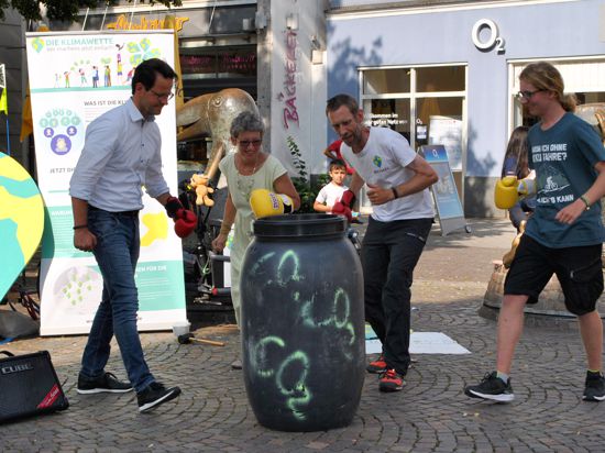 OB Marco Steffens, Petra Rumpel (BUND), Michael Bilharz und Gustav Hillebrand (fff OG) boxen symbolisch eine Tonne CO2 weg