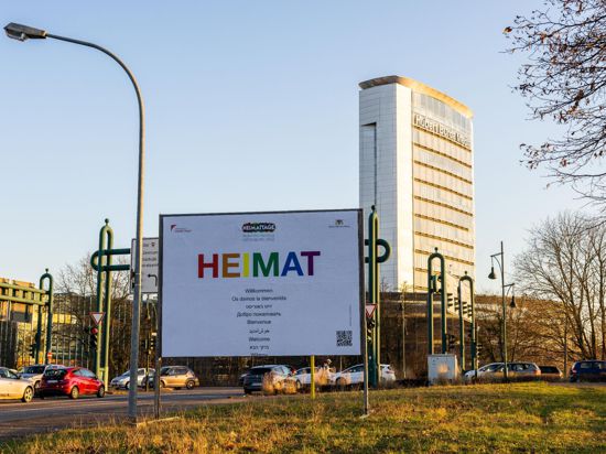 Ein Werbeplakat für die Heimattage 2022 steht in Offenburg an der Freiburger Straße.
