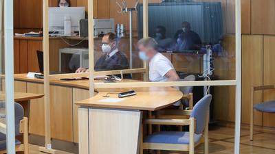 Ein 66 Jahre alter Mann (rechts) sitzt zum Prozessauftakt auf der Anklagebank des Landgerichts Offenburg neben ihm sein Anwalt Marc Kutschera. Der Angeklagte soll die Leiche seiner Lebensgefährtin in einen Plastiksack verpackt und zwei Monate lang in einer Wohnung aufbewahrt haben.