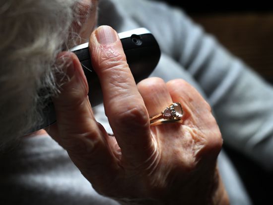 Eine ältere Frau telefoniert mit einem schnurlosen Festnetztelefon. Unbekannte haben von einer 87-Jährigen in Ettlingen (Landkreis Karlsruhe) mittels Enkeltrick 10 000 Euro ergaunert. +++ dpa-Bildfunk +++