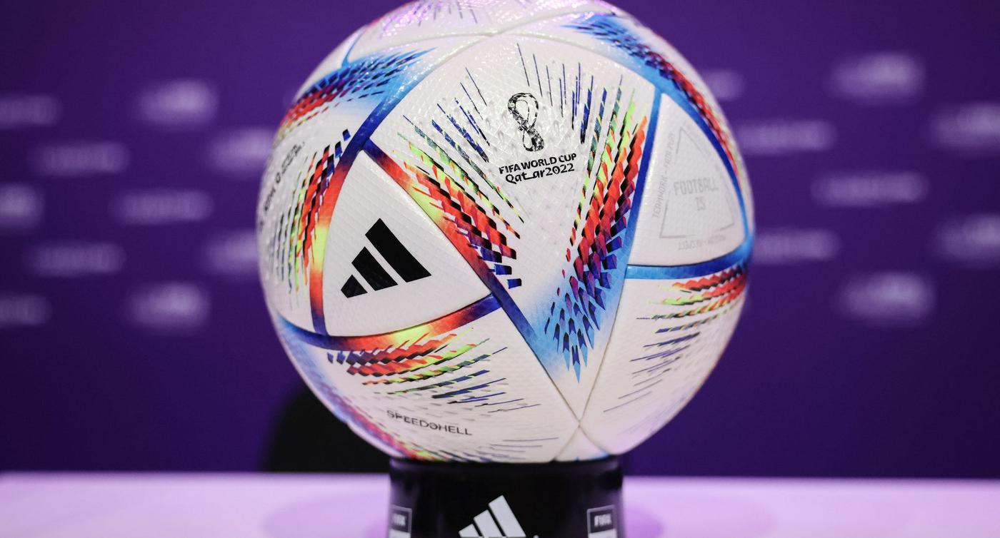 Der offizielle Spielball „Al Rihla“ („die Reise“ auf Arabisch) für die Fußball WM 2022 in Katar.