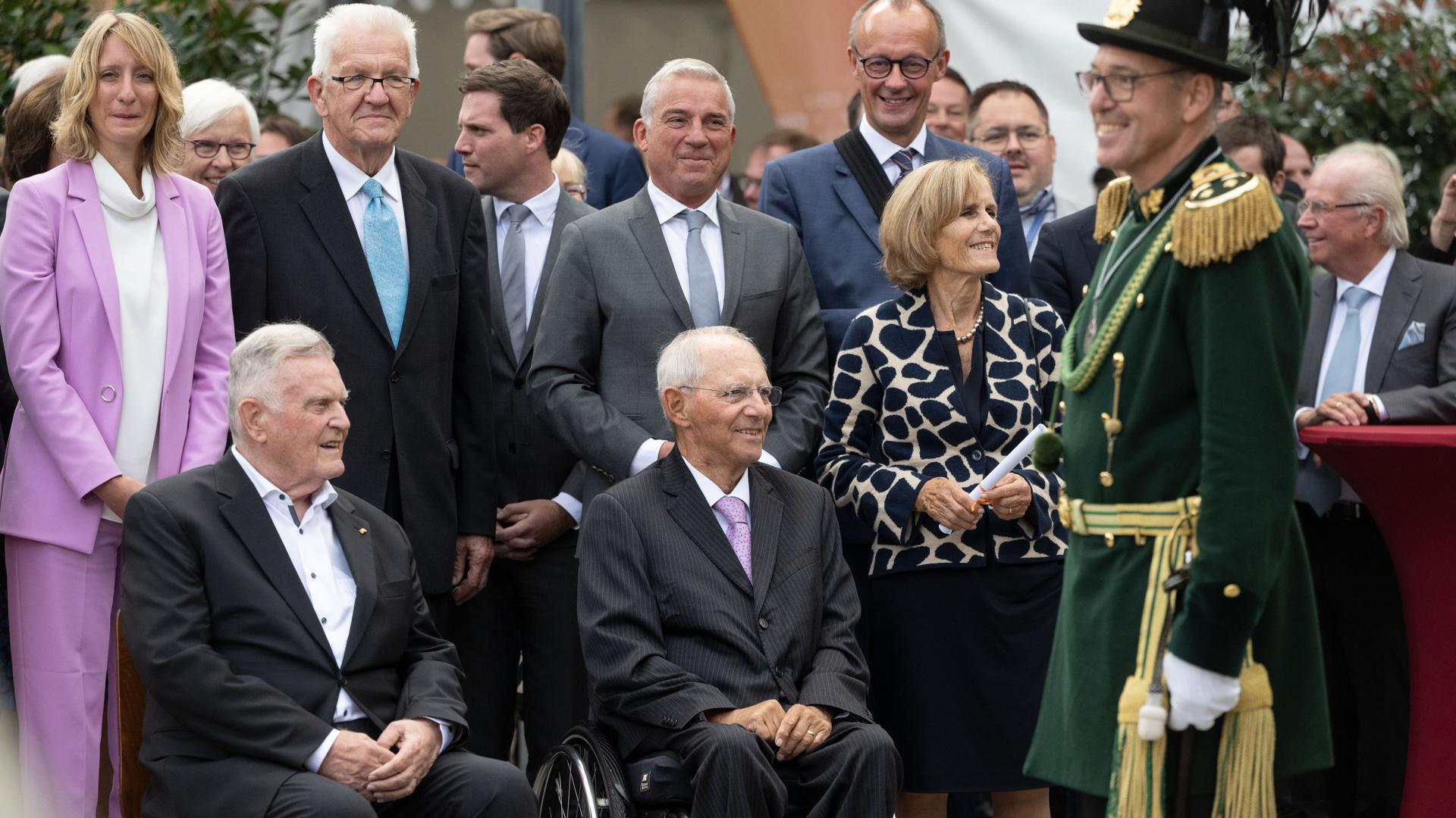 Stelldichein der Politprominenz: Wolfgang Schäuble (Mitte) nimmt beim Festakt zu seinem 80. Geburtstag eine Vielzahl von Glückwünschen entgegen. 