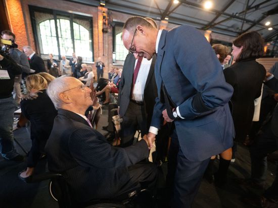 Wolfgang Schäuble (CDU), ehemaliger Bundestagspräsident, und Friedrich Merz, Bundesvorsitzender der CDU, begrüßen sich vor Beginn eines Festakts anlässlich des 80. Geburtstags Schäubles.