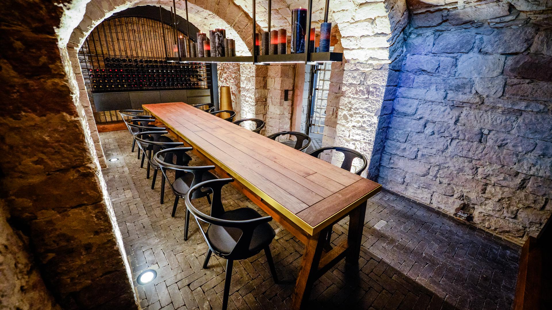 Im Weinkeller unter dem historischen Gewölbe lassen sich erstklassige Weine und kleine Köstlichkeiten genießen.