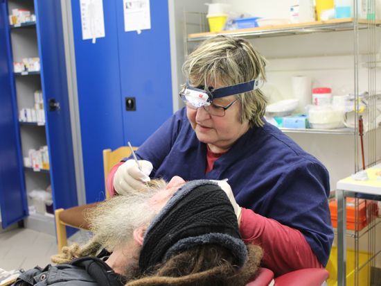Kirsten Holst während der Behandlung eines Obdachlosen in der „Pflasterstube“ in Offenburg. Jeden Mittwoch bietet sie hier ihre Hilfseinsätze an. 