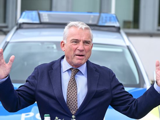 Thomas Strobl (CDU), Innenminister von Baden-Württemberg, spricht bei einer Präsentation von Dashcam-Systemen in Polizeifahrzeugen. 