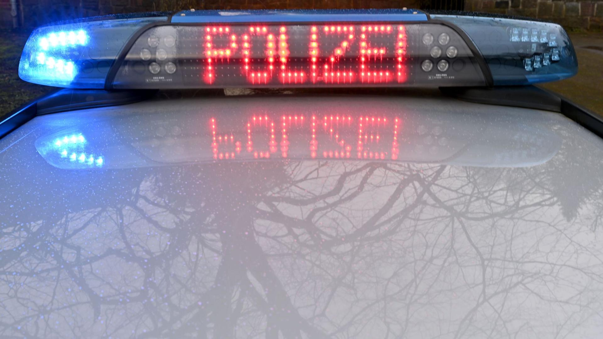 ARCHIV - Streifenwagen der Polizei. (Symbolbild) Foto: Carsten Rehder/dpa/Symbolbild