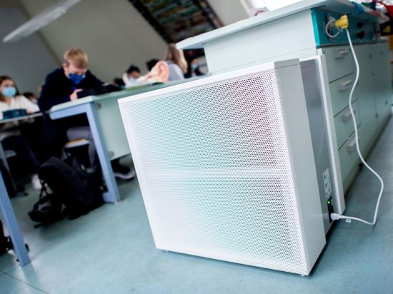 Ein Luftfiltergerät steht im Fachraum eines Gymnasiums. Die Anschaffung mobiler Luftfilter in Klassenzimmern und Kitas läuft weiter schleppend.