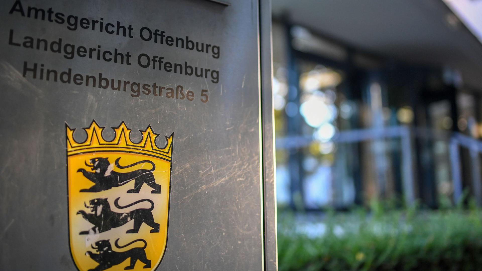 Ein Hinweisschild steht vor dem Landgericht und Amtsgericht Offenburg