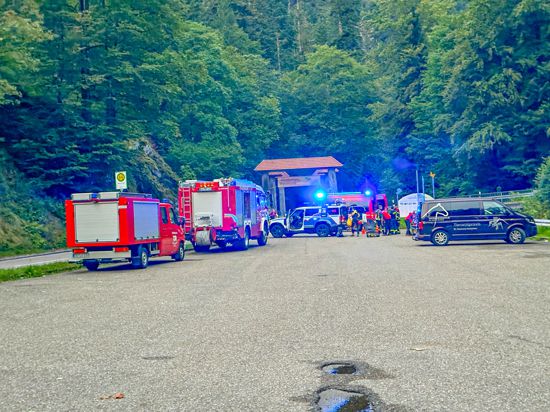Bergwacht und Feuerwehr sind seit Freitagabend bei den Allerheiligen-Wasserfällen im Einsatz.