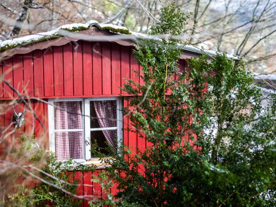 Die von dem Angeklagten Yves R. illegal genutzte Gartenhütte steht an einem Hang oberhalb der Stadt Oppenau.