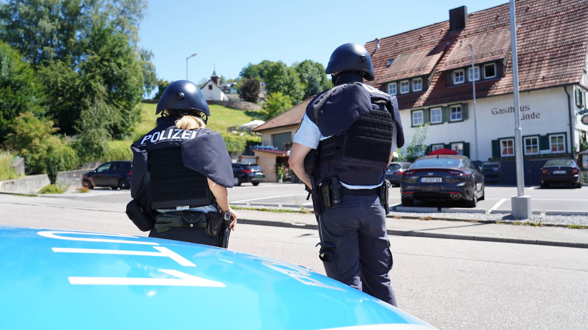 Zwei Polizisten in der Oppenauer Innenstadt.