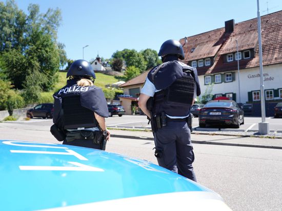 Zwei Polizisten in der Oppenauer Innenstadt.