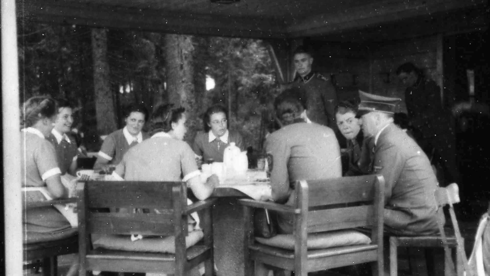 Adolf Hitler im Führerhauptquartier „Tannenberg“ im Gespräch mit Angehörigen des Reichsarbeitsdienstes (RAD) aus Oppenau.