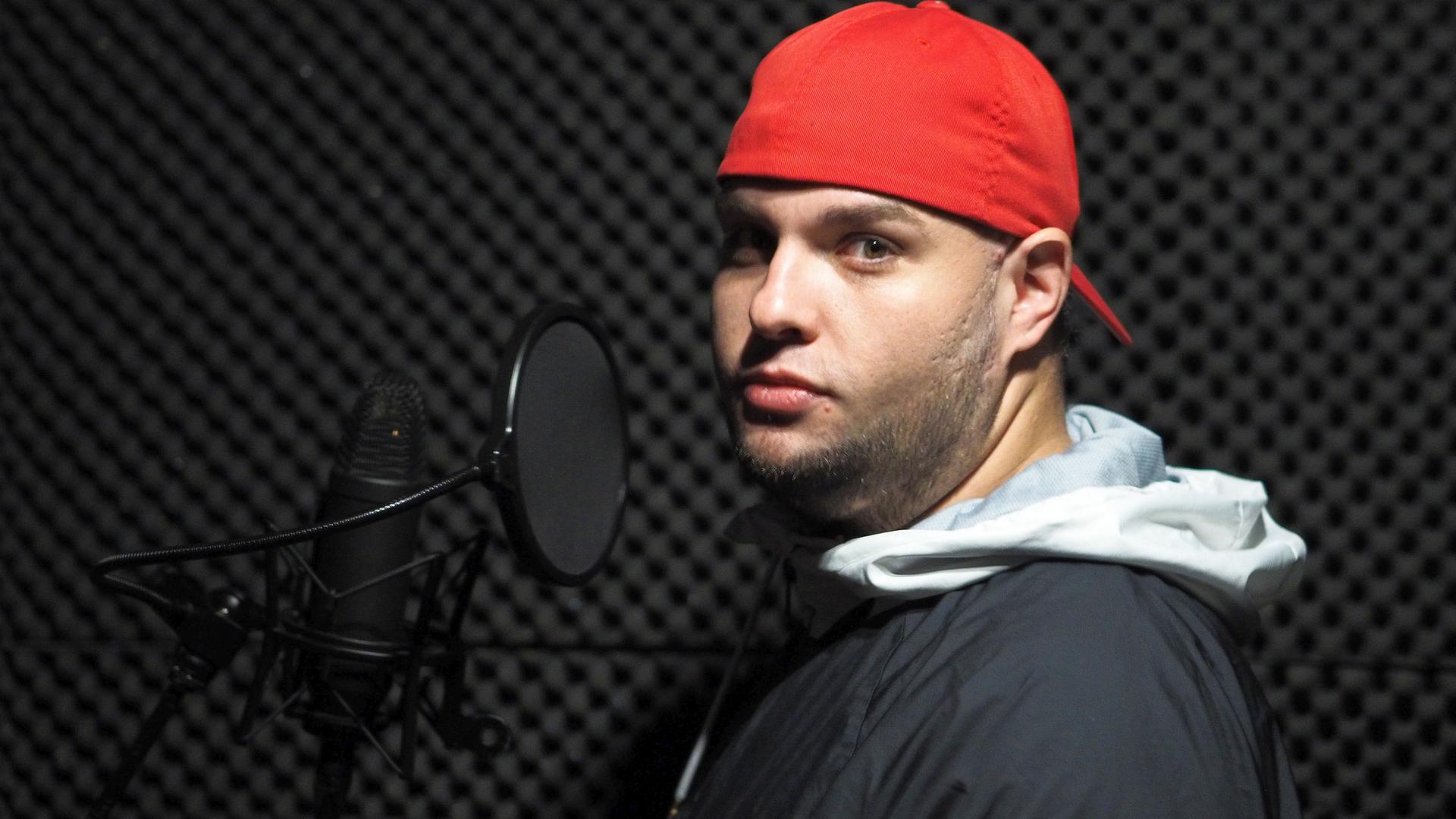 Am Mikrofon: In seinem kleinen Studio zu Hause in Fautenbach nimmt Heiko Schmälzle alias „Babacut“ seine Rap-Songs auf.