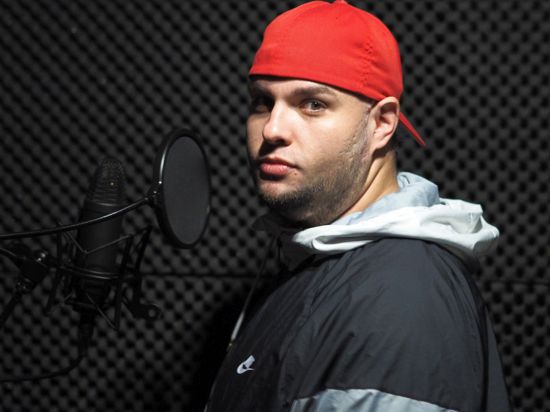 Am Mikrofon: In seinem kleinen Studio zu Hause in Fautenbach nimmt Heiko Schmälzle alias „Babacut“ seine Rap-Songs auf.