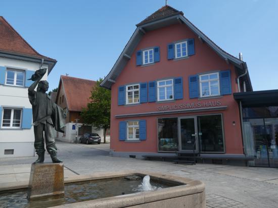 Grimmelshausen-Denkmal mit Simplicissimus-Haus in Renchen