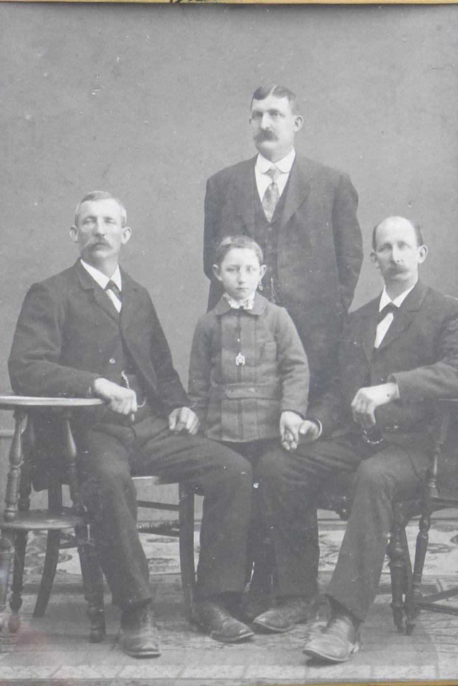 John Ell (stehend) bei seinem Besuch 1908 in Renchen gemeinsam mit seinen Brüdern Ignaz (links) und Lorenz (rechts) sowie seinem Neffen Franz.