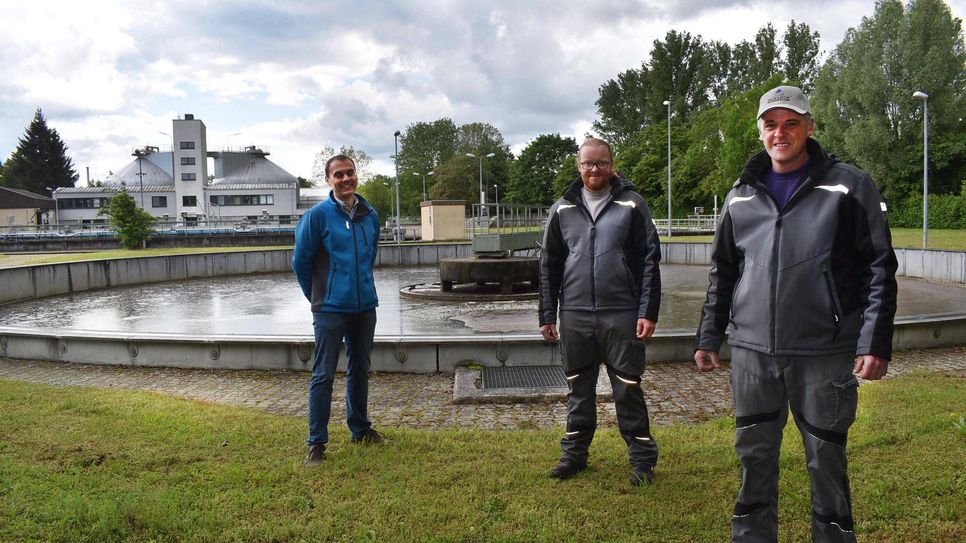 Hier kommt die Pilotanlage des Landes hin: Fachbereichsleiter Volker Haag, Lukas Lindenmann, Fachkraft für Abwassertechnik, und Hubert Maisch, stellvertretender Betriebsleiter der Kläranlage „Vorderes Renchtal“ (von links). 