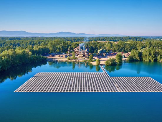 Die Drohnenaufnahme zeigt das Ausmaß der schwimmenden Solarkraftwerks auf dem Maiwaldsee bei Renchen. Gut zwei Prozent der Gesamtfläche von 43 Hektar nimmt die Photovoltaikanlage ein. Foto: Jörg Wilhelm/ Repro: Michael Brück 
