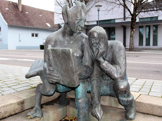 Das Grimmelshausendenkmal mit der Fabelfigur des Titelkupfers an der Einmündung Poststraße/Hauptstraße