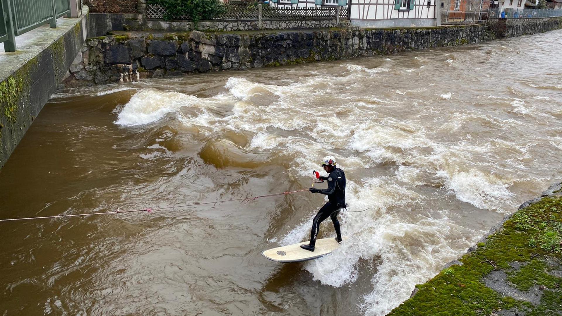 Ein Surfer nutzte am Samstag in Renchen-Erlach die Gelegenheit, um in den Fluten auf sein Brett zu steigen.
