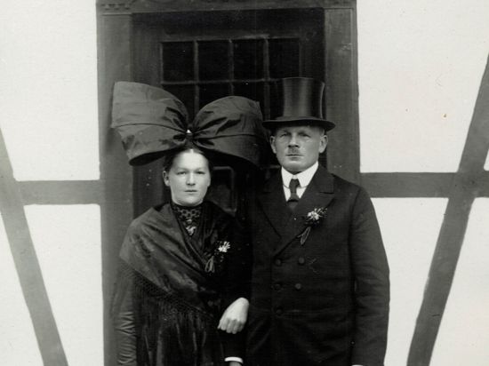 Brautpaar in Hanauer Tracht um 1920