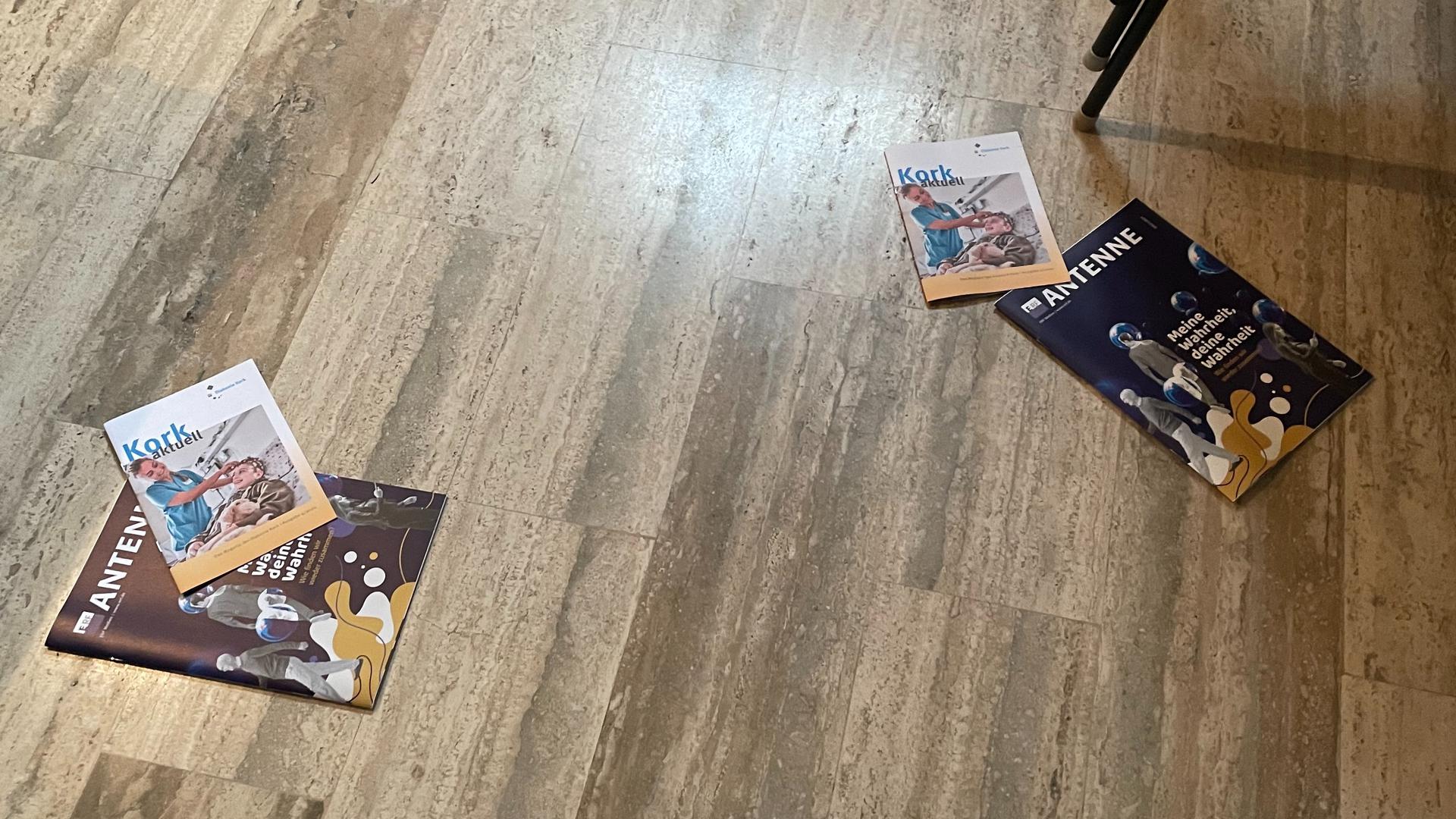 Bücher auf dem Boden