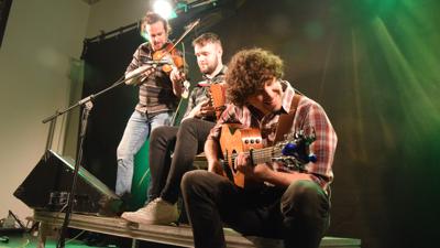 Das irische Trio „Socks in the frying Pan“ beim Auftritt in der Kleinkunstbühne in Freistett. 