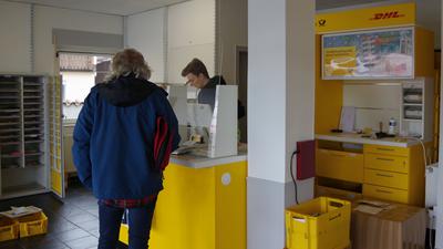 Postfiliale in Freistett wieder unter neuer Leitung geöffnet. Lukas Wernicke lernt sich derzeit noch in den vollständigen Postservice ein, doch er ist frohen Mutes.