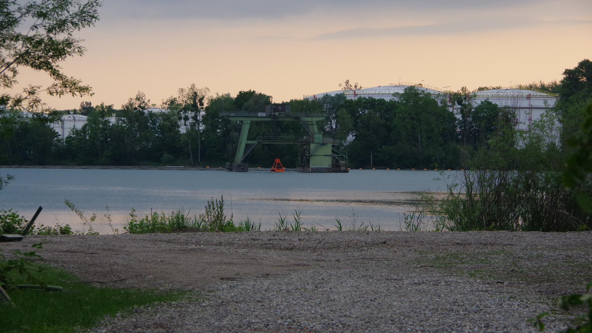 Der Rückbau der Kiesförderanlagen am Honauer Baggersee haben bereits begonnen. Die Schwimmbänder sind bereits weitestgehend abgebaut.