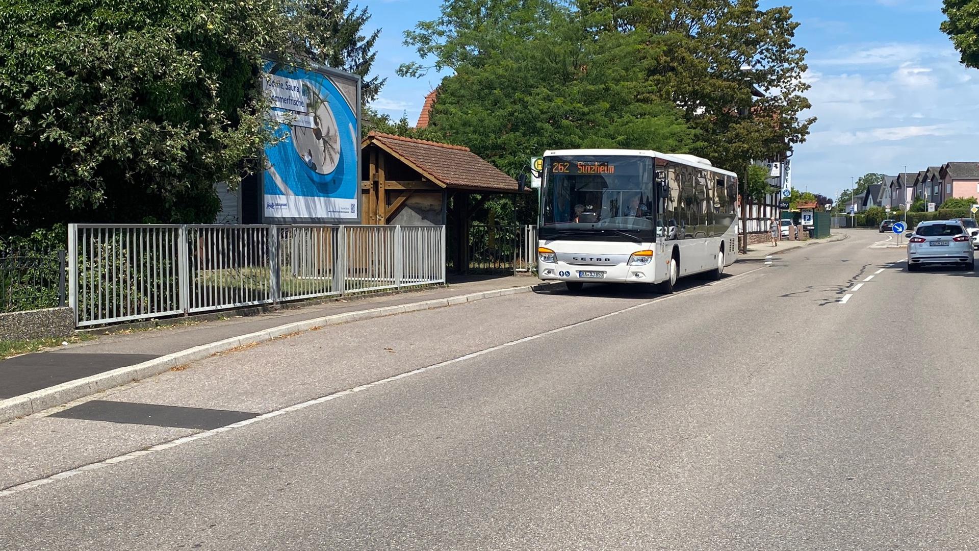 Für den barrierefreien Umbau müssen die Busbuchten 88 Meter lang sein, damit sie auch der nur sehr selten verkehrende Gelenkbus gut anfahren kann. Hier die Bushaltestelle an der Kirche in Rheinbischofsheim.