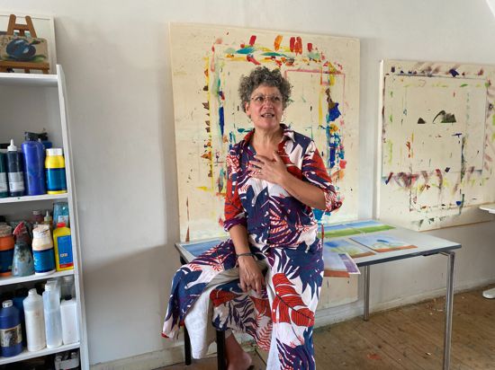 Kunsttherapeutin Eva Kleinmann-Benkeser in ihrem Atelier in Freistett