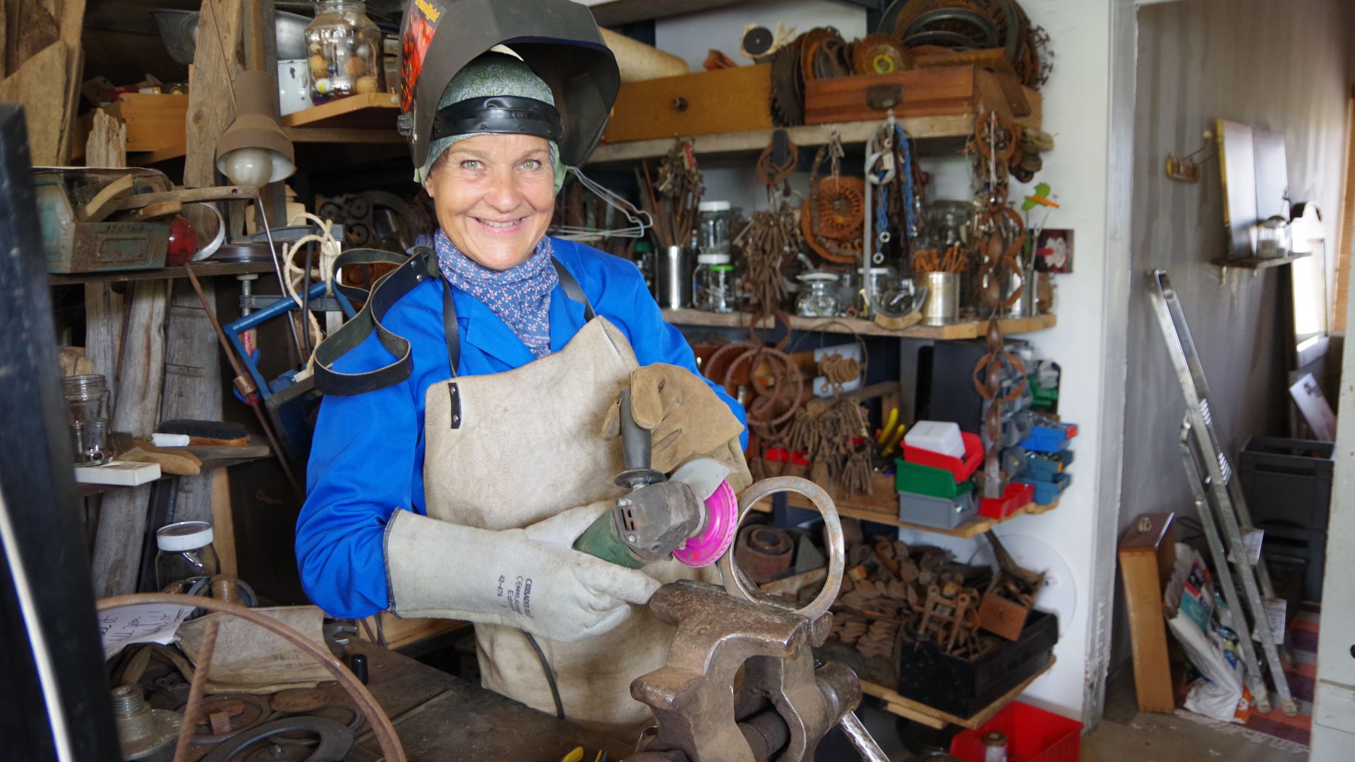 Metallkünstlerin Marianne Schwab steht in ihrer Werkstatt.