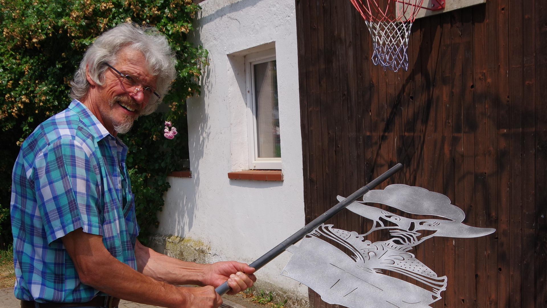 Ein erfahrener Kunsthandwerker, der sich alle Kniffe selbst beigebracht hat: Raimund Müller prüft das Schattenspiel seiner neusten Wetterfahne.