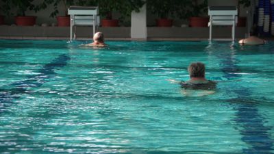 Grünfärbung des Schwimmbadwassers im Freistetter Hallenschwimmbad mindert nicht den Badespaß