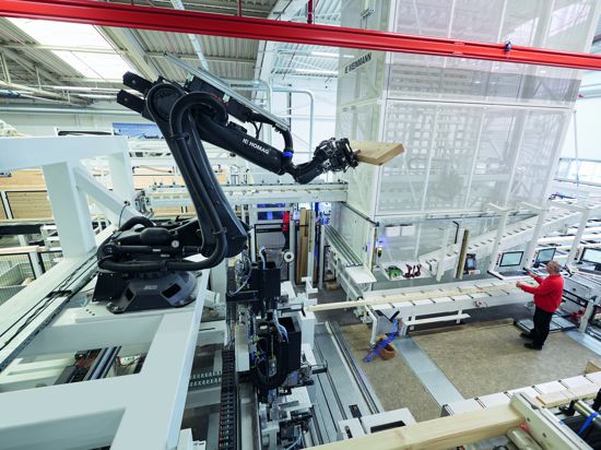 Ein Roboter setzt bei „WeberHaus“ in Rheinau-Linx Rahmen für Fertigteilhäuser zusammen.