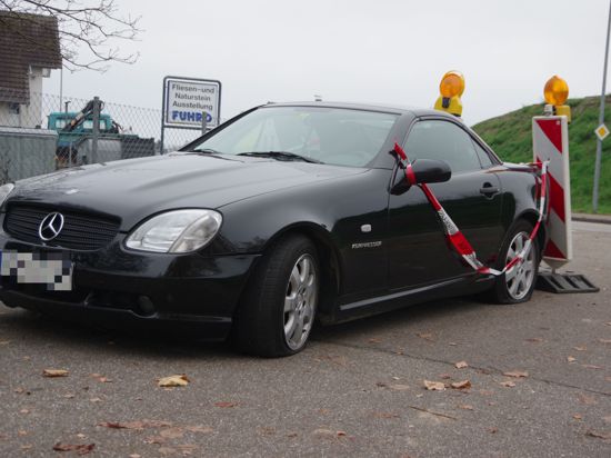 Die Polizei hat diesen Mercedes in Rheinau-Freistett mit Stop-Sticks an der Weiterfahrt gehindert.