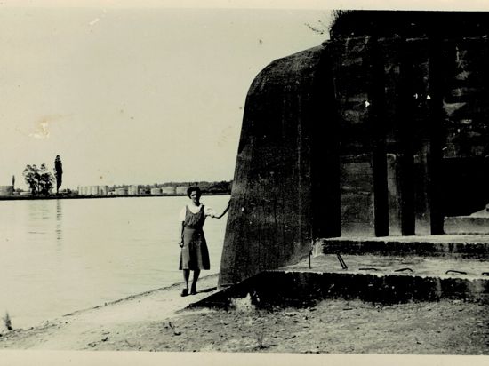 noch intakter Bunker direkt am Rhein auf Höhe Diersheim kurz nach Kriegsende
